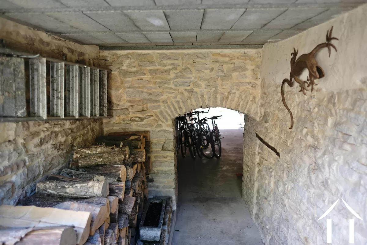 De houtschuur en, aan de achterkant, de garage
