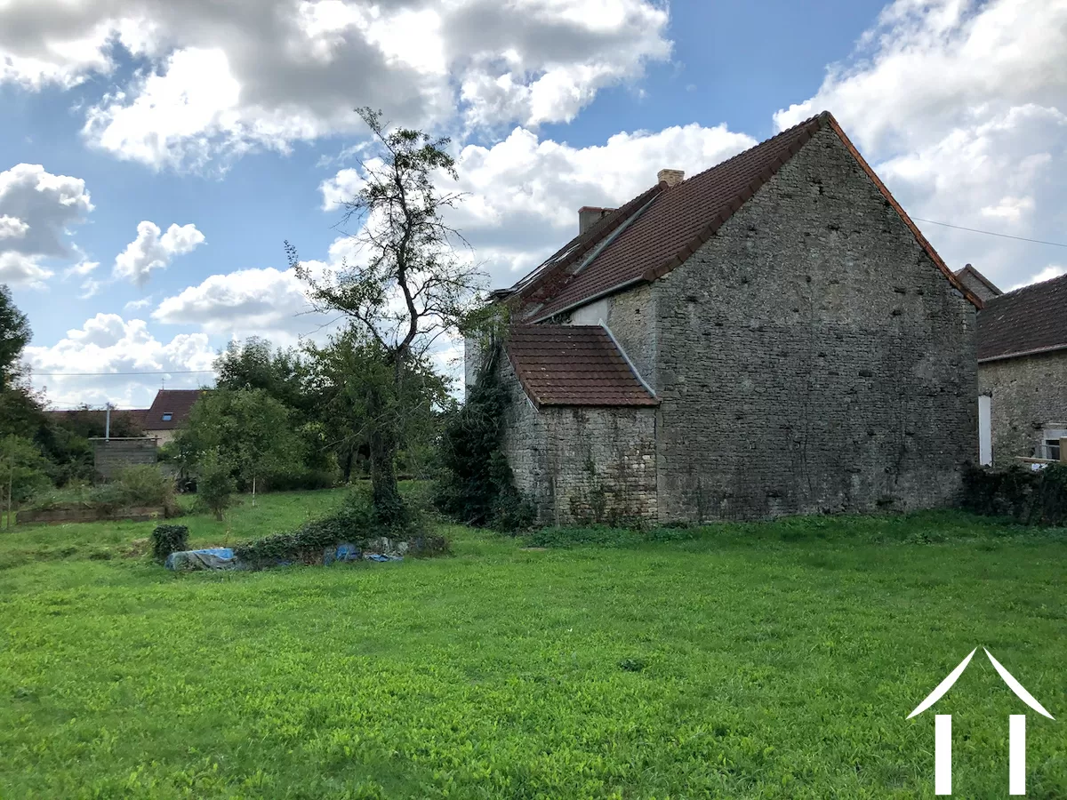 Zicht op aangrenzende schuur