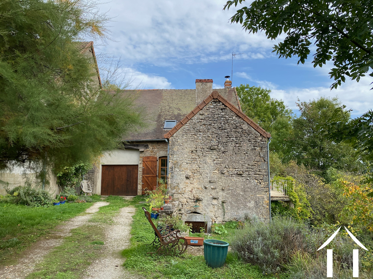 La maison vue du chemin d'accès