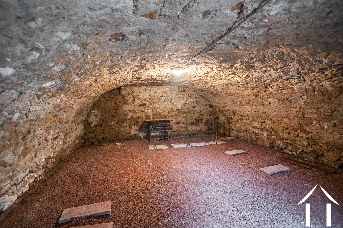 La cave voûtée mesure 6m x 4 mLa cave voûtée mesure 6m x 4 m