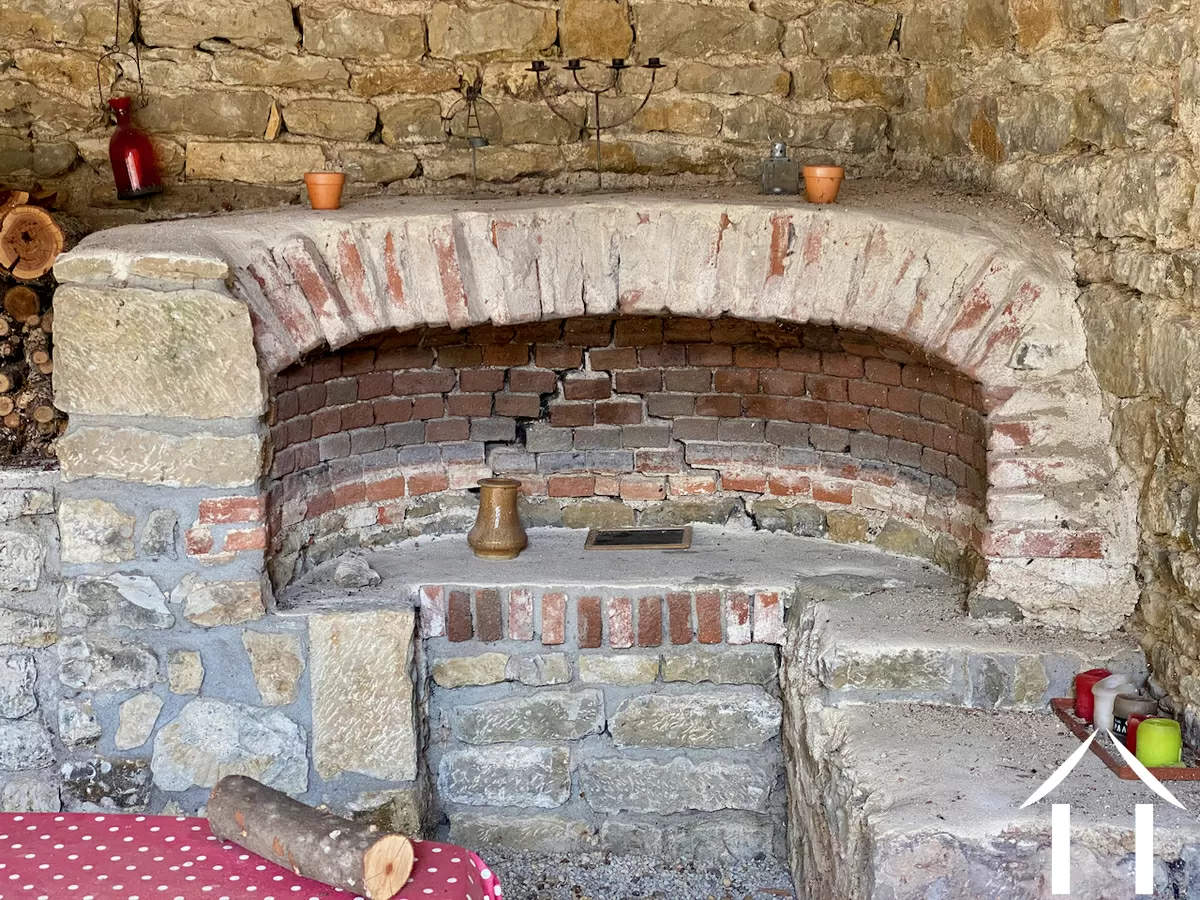 Sous l'auvent, ce qu'il reste de la voûte de l'ancien four à pain