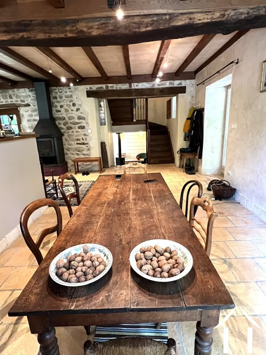 La salle à manger. Au fond et en contrebas, le salon.