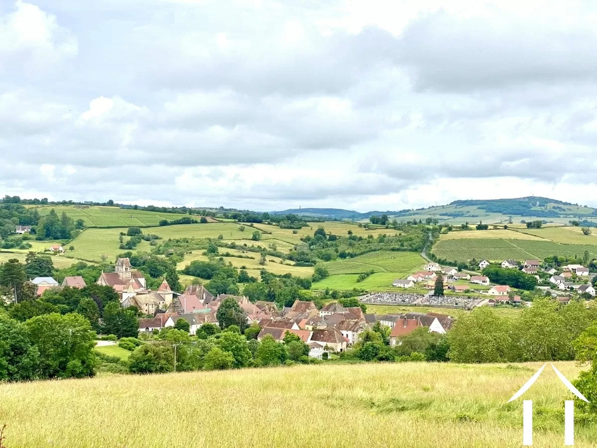 Couches et les Côtes du Couchois. Le mont Rome-Château culmine à 543m