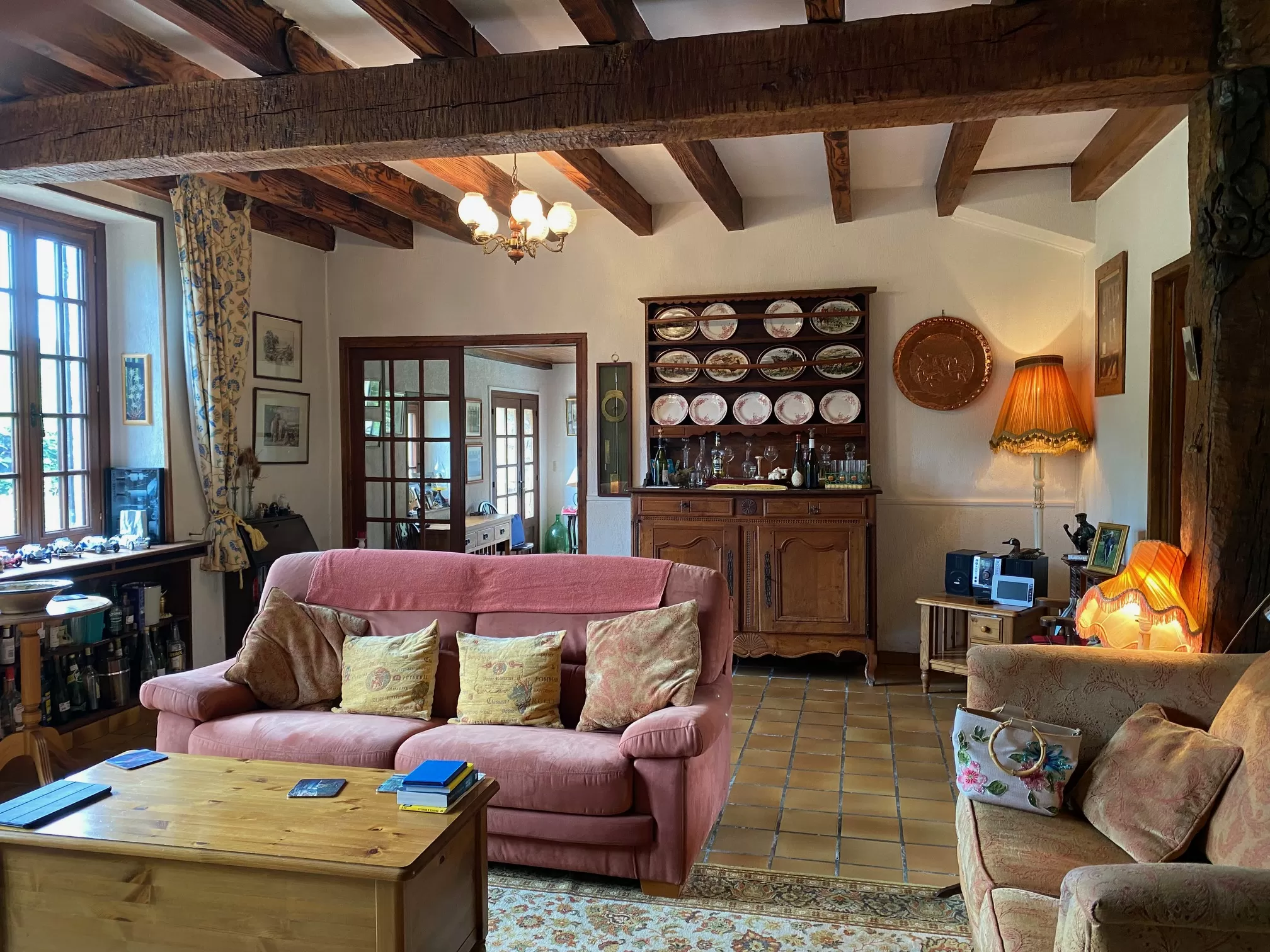 Een ander uitzicht op de woonkamer. Achterin de eetkamer.