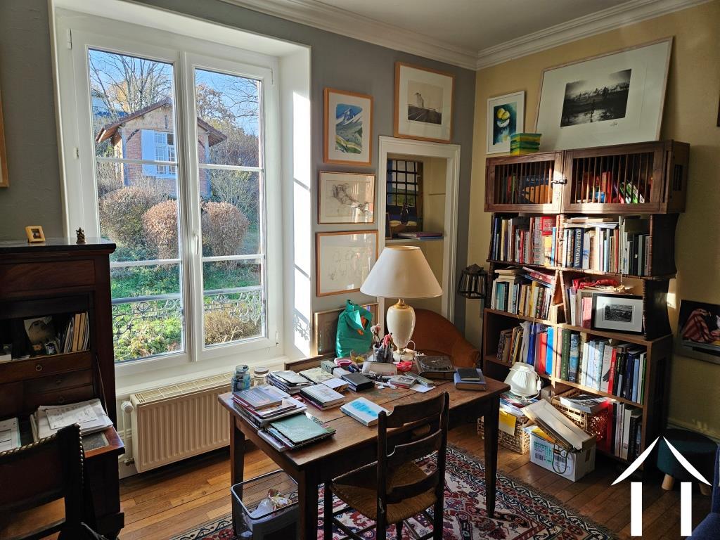 Vandaag is deze kamer een studie met uitzicht.