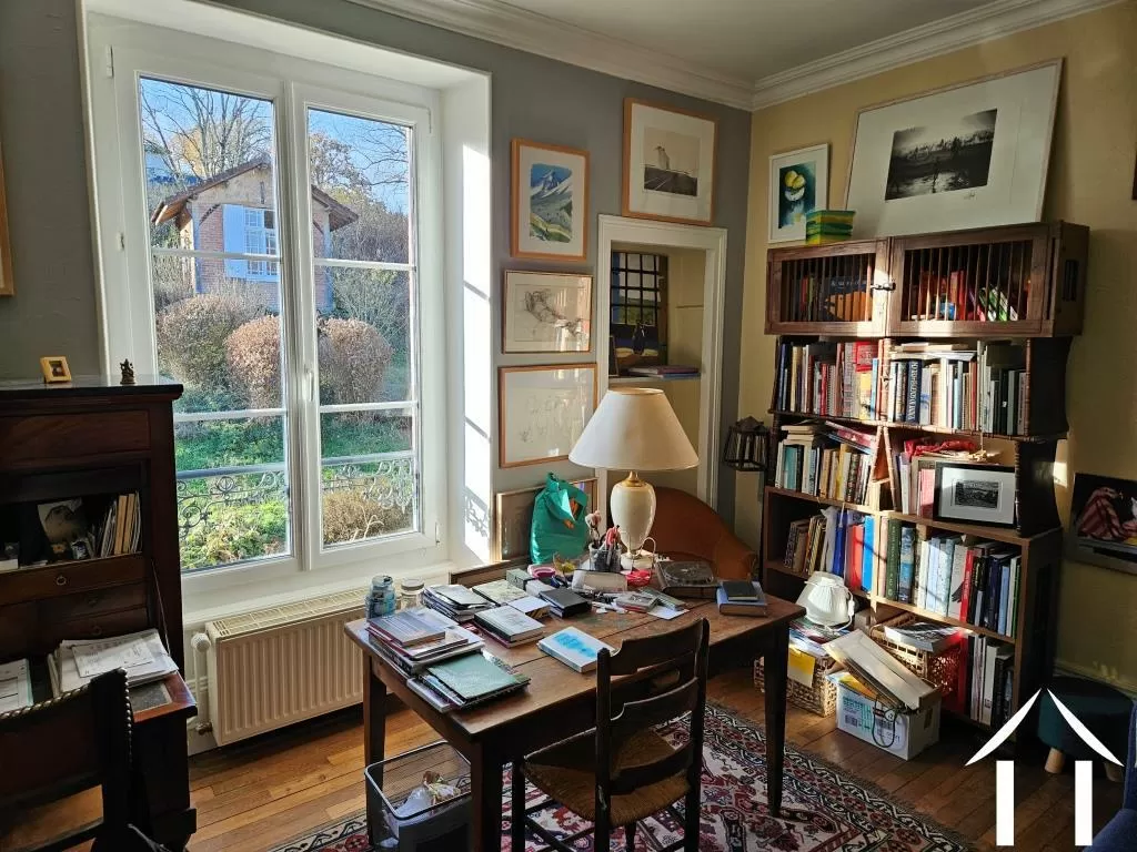 Vandaag is deze kamer een studie met uitzicht.