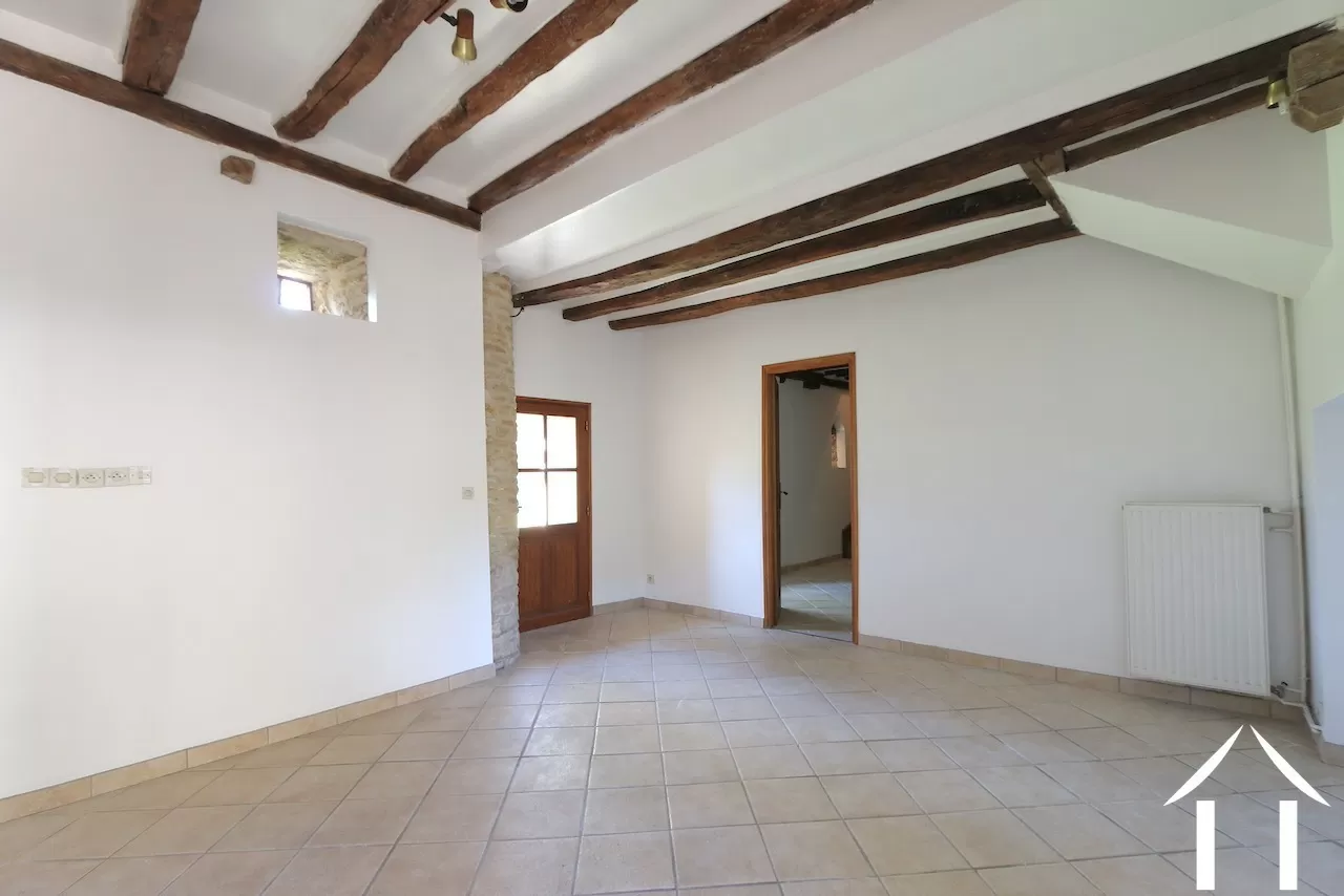 Begane grond kamer met toegang tot zowel de tuin als de binnenplaats (was ooit de zomerkeuken)