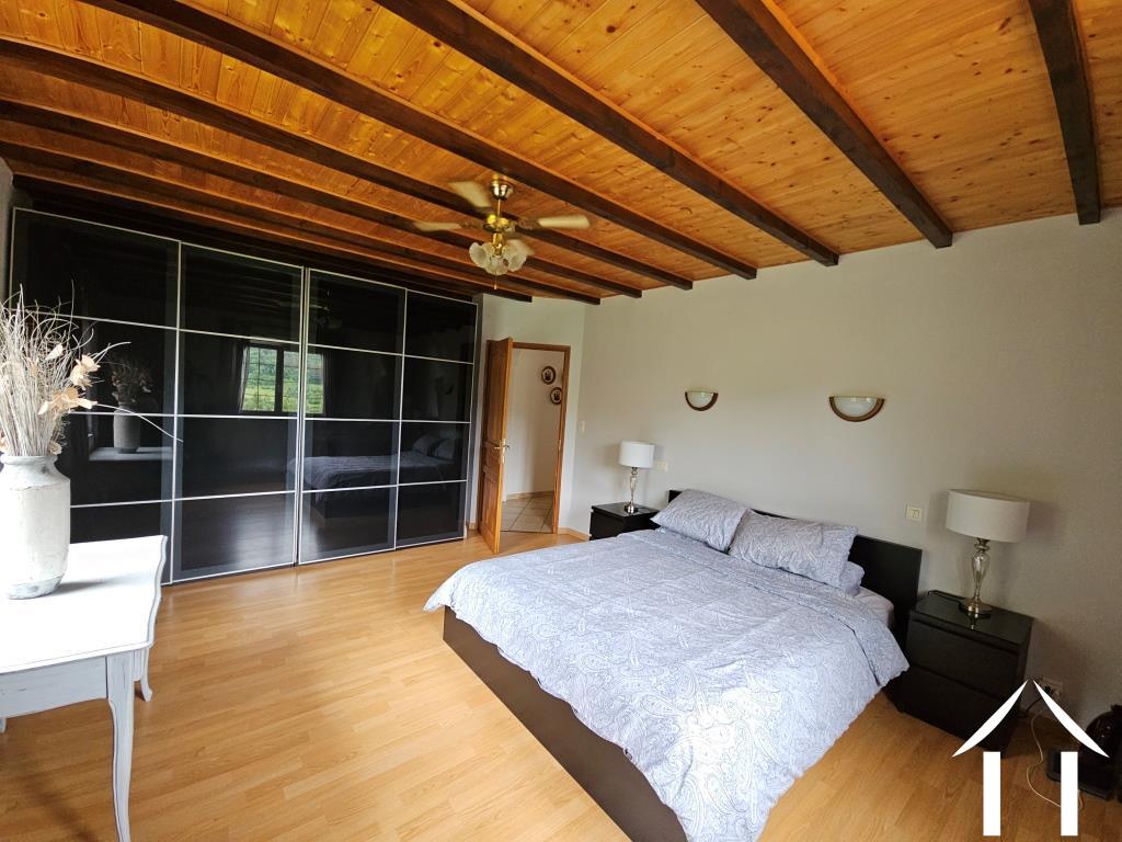 Slaapkamer 1 met inbouwkasten