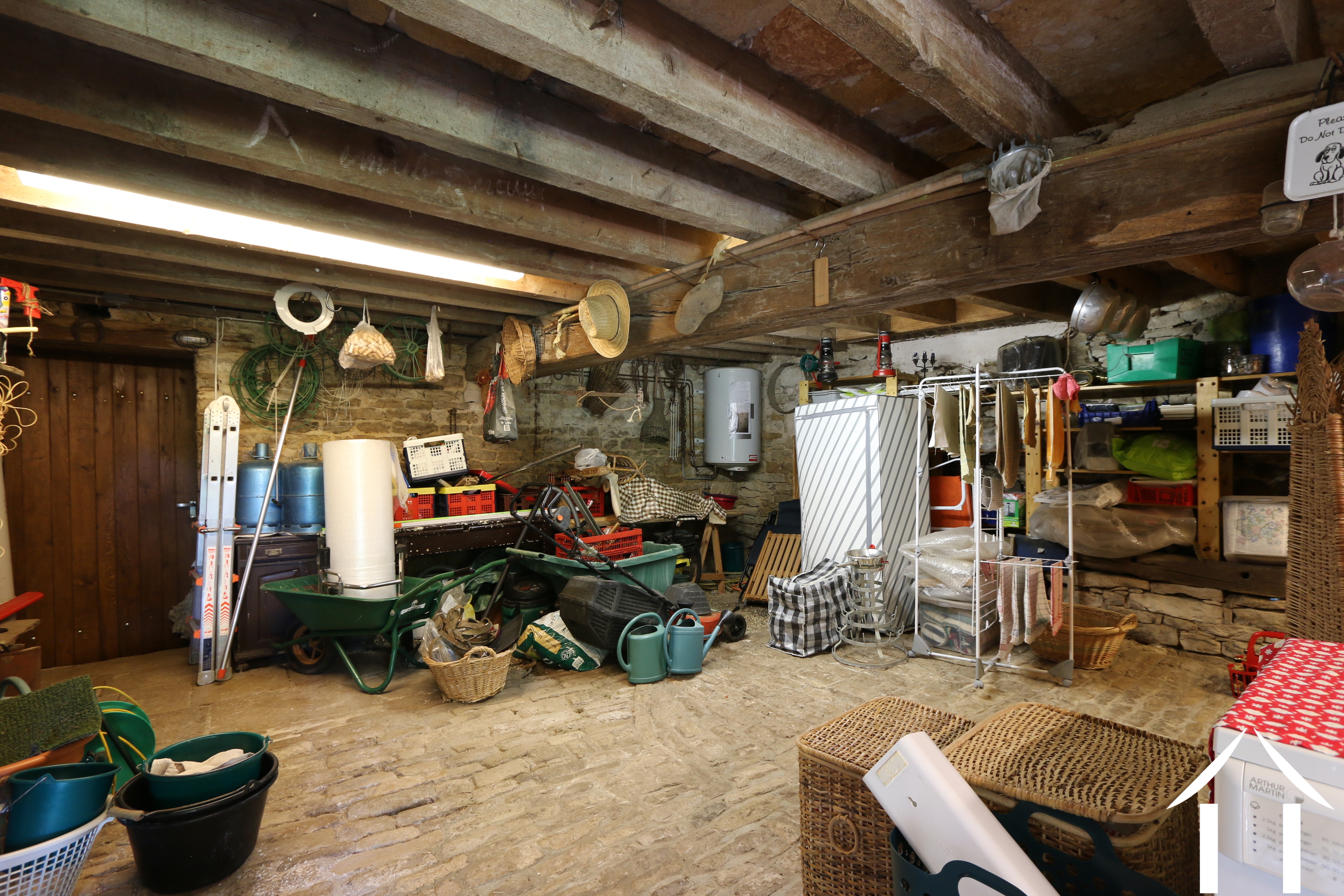 Begane grond wasruimte, kelder en extra toilet