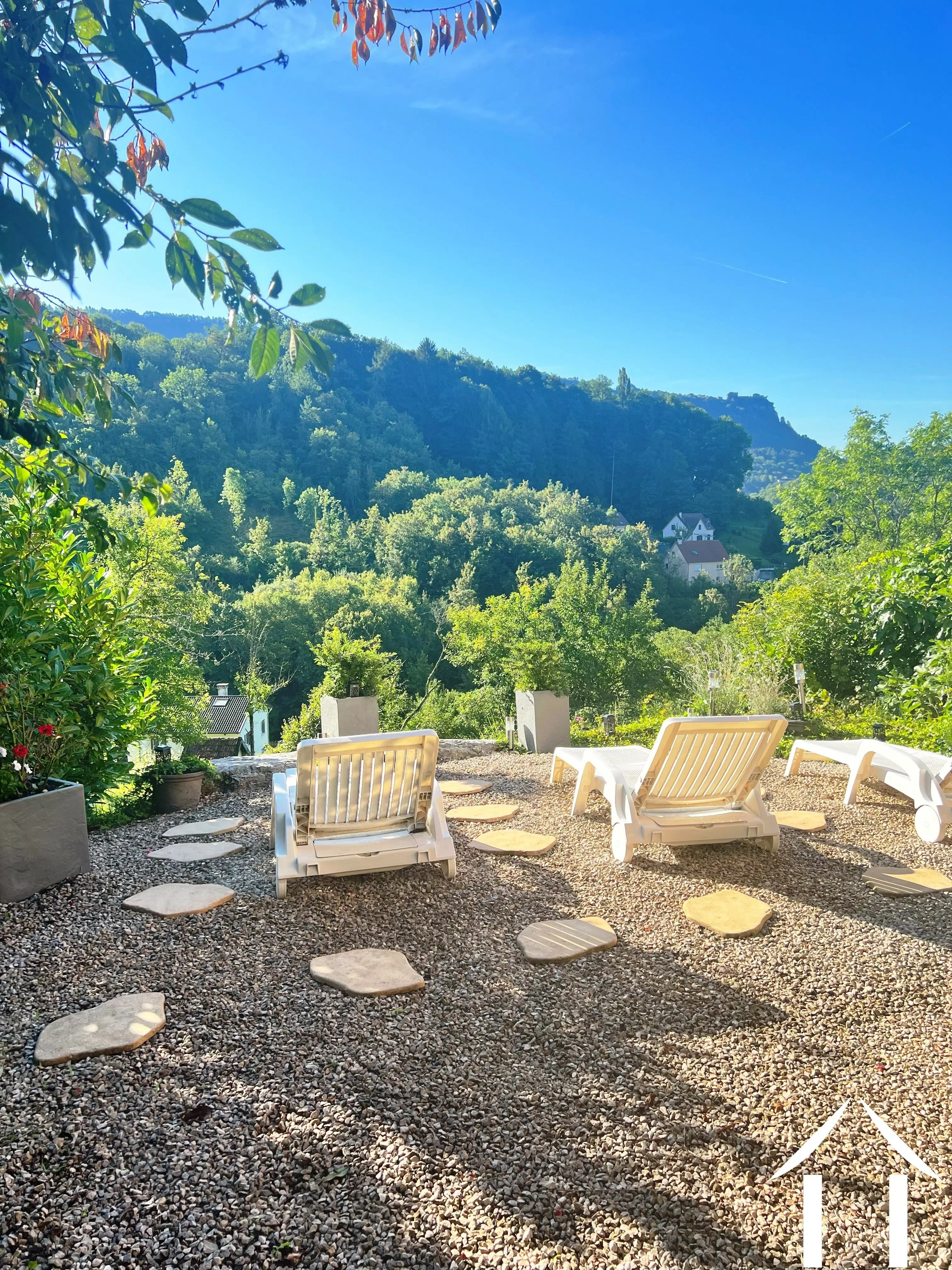 Uitzicht van de tuin op de heuvels