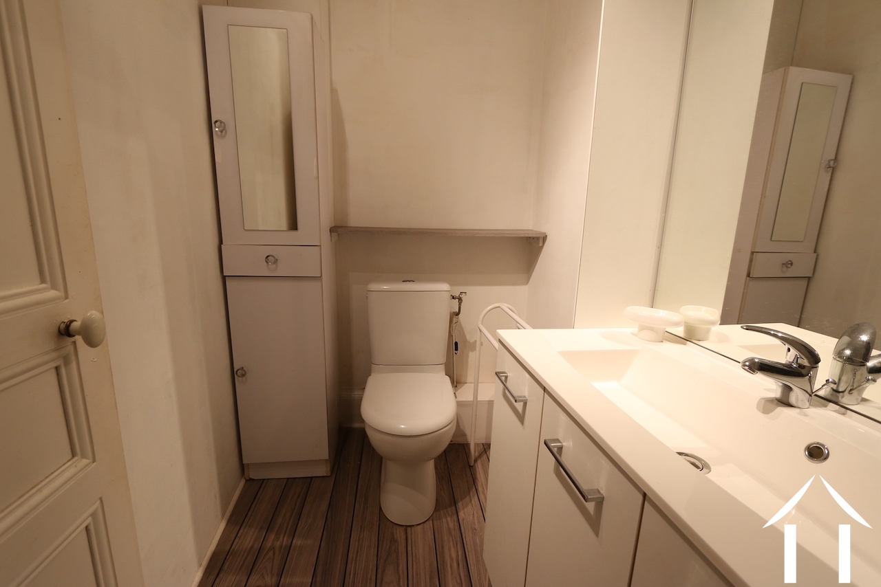 Toilet en wastafel op de bovenverdieping