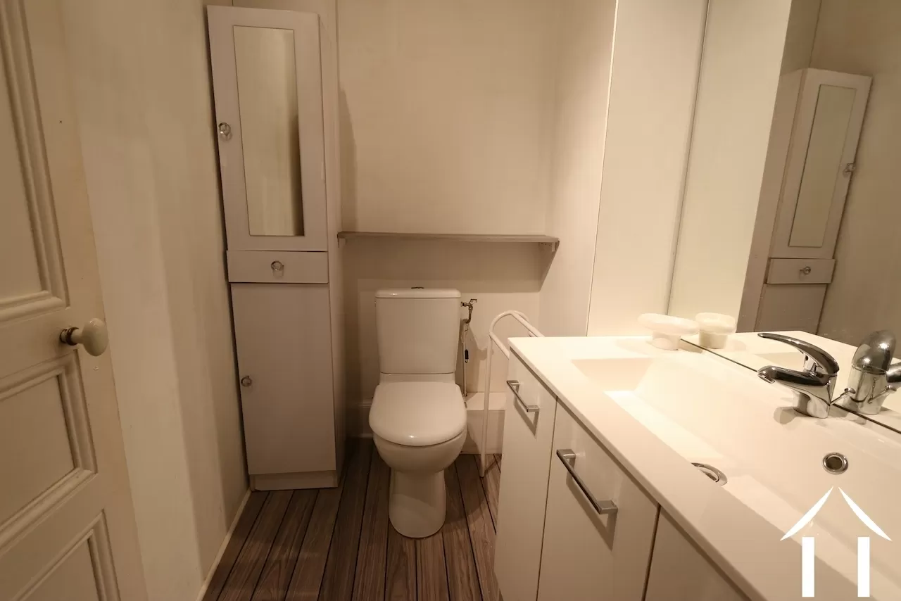 Toilet en wastafel op de bovenverdieping