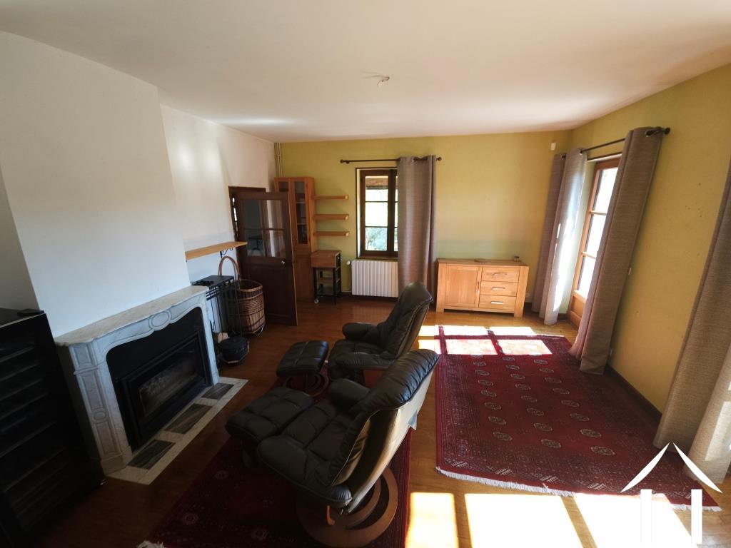 Woonkamer met open haard en toegang tot het balkon terras