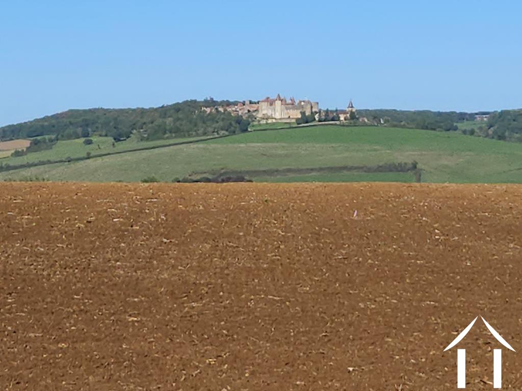Uitzicht vanuit de tuin op het middeleeuwse dorp Kasteel van Chateauneuf en Auxois