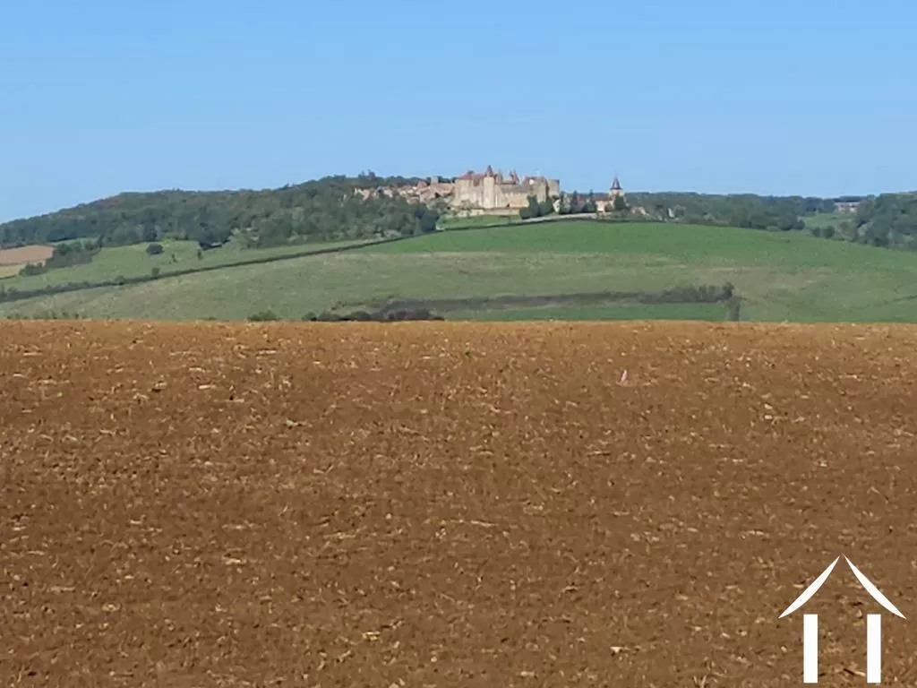 Uitzicht vanuit de tuin op het middeleeuwse dorp Kasteel van Chateauneuf en Auxois