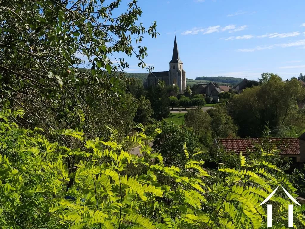 Adembenemende uitzichten op de dorpskerk en het kasteel