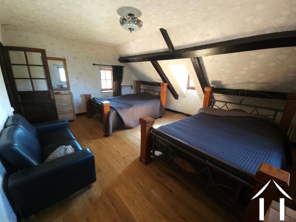 Hoofdslaapkamer met zichtbare balken