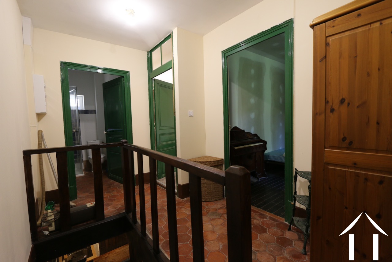 Landing op de eerste verdieping met uitzicht op de twee slaapkamers en de doucheruimte