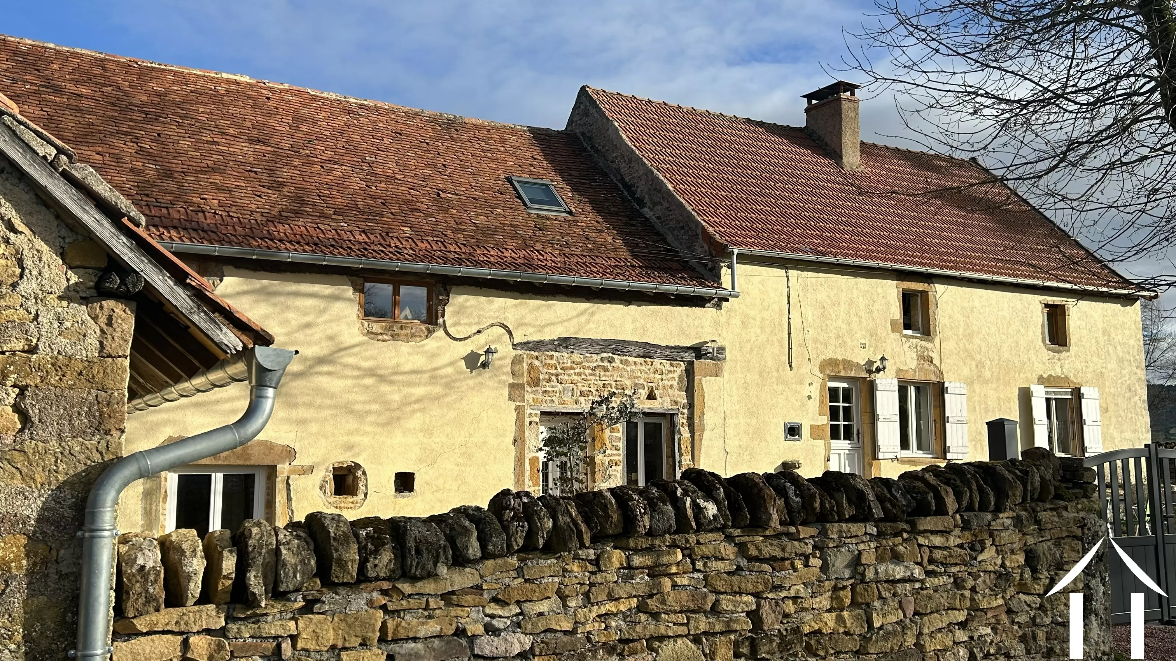 Karakteristieke boerderij met gastenverblijven en zwembad