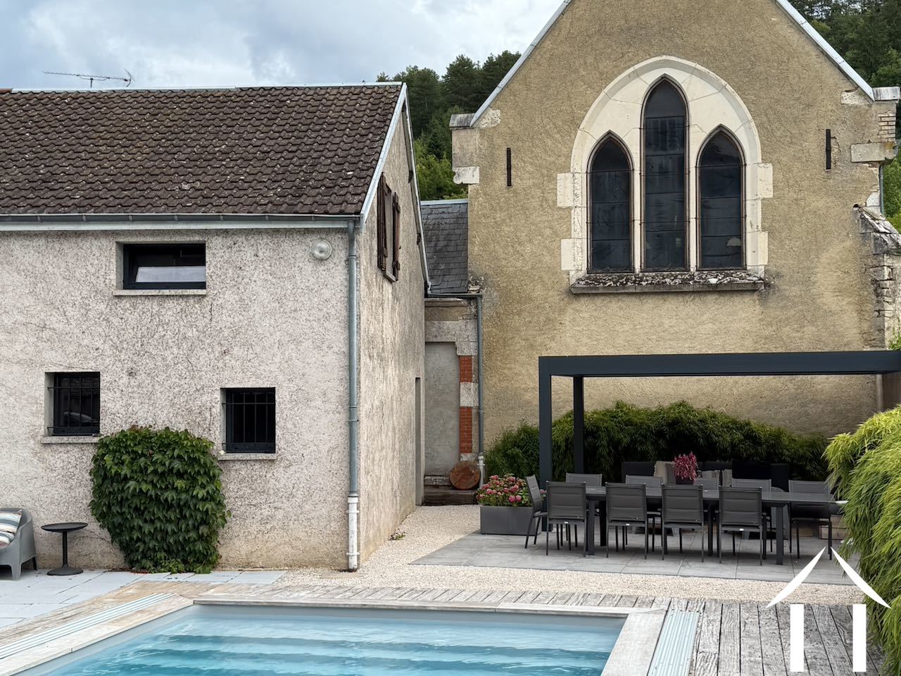 Pergola voor oude kapel