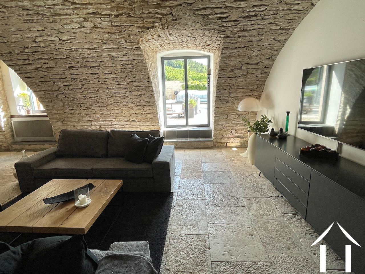 Woonkamer met glazen deuren naar de binnenplaats