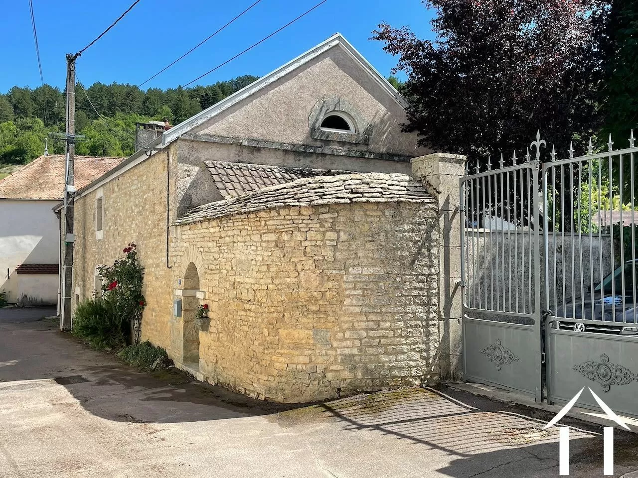 Gevel aan de straatzijde met poort
