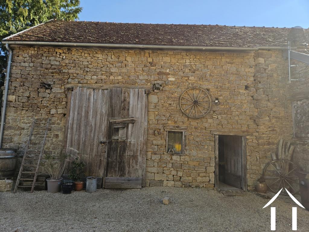 Schuur en stalgebouw in de binnenplaats