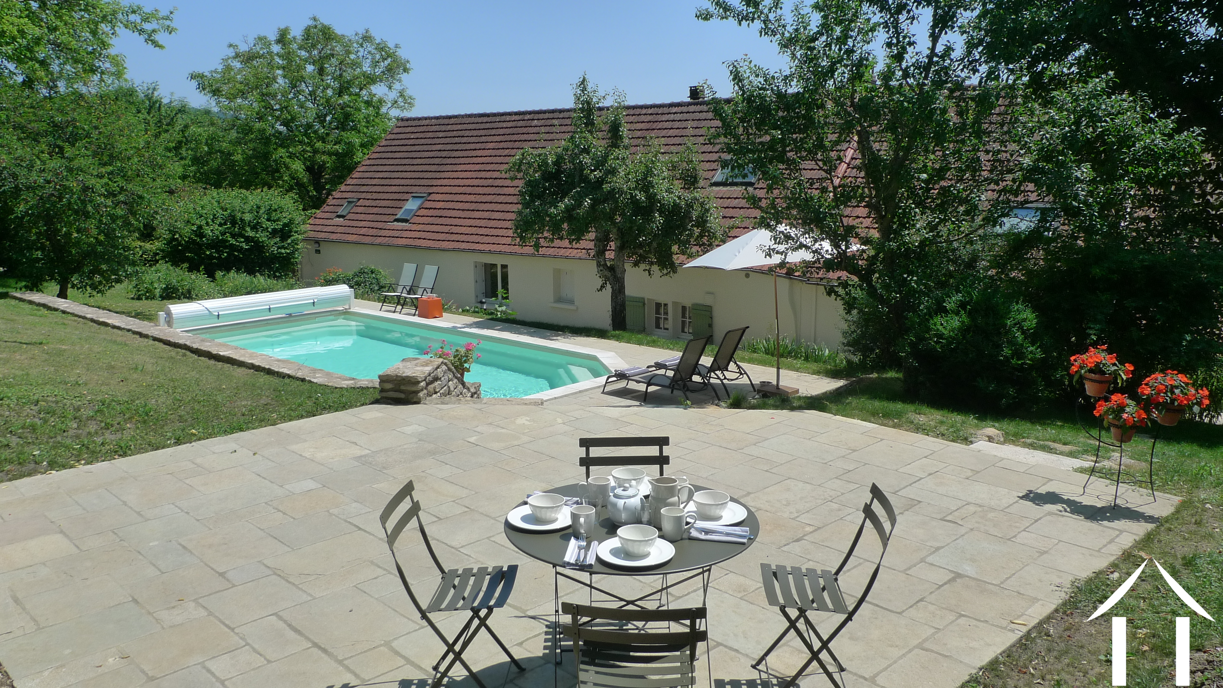 Grote tuin met zwembad