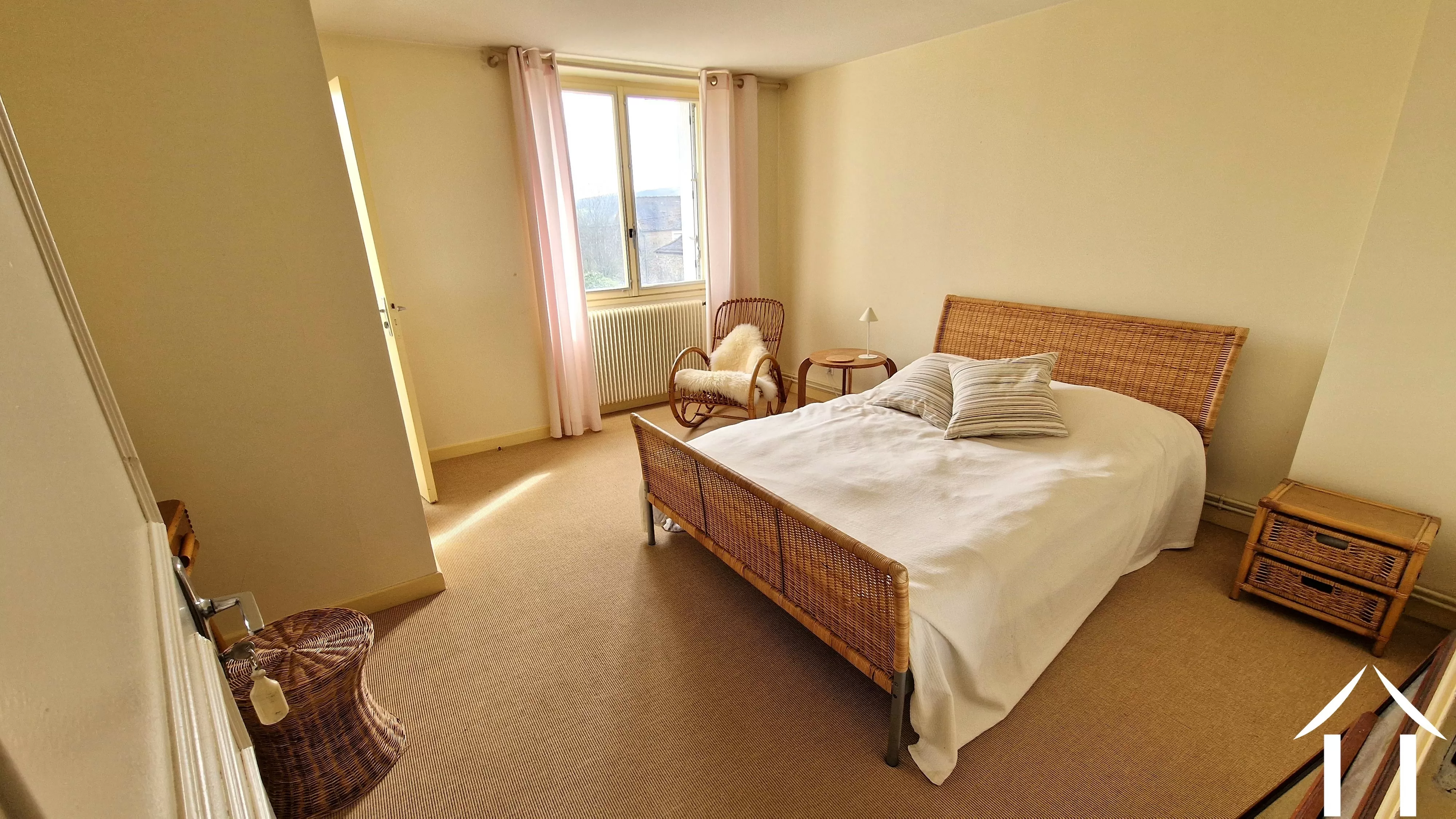 Slaapkamer met uitzicht op de heuvels