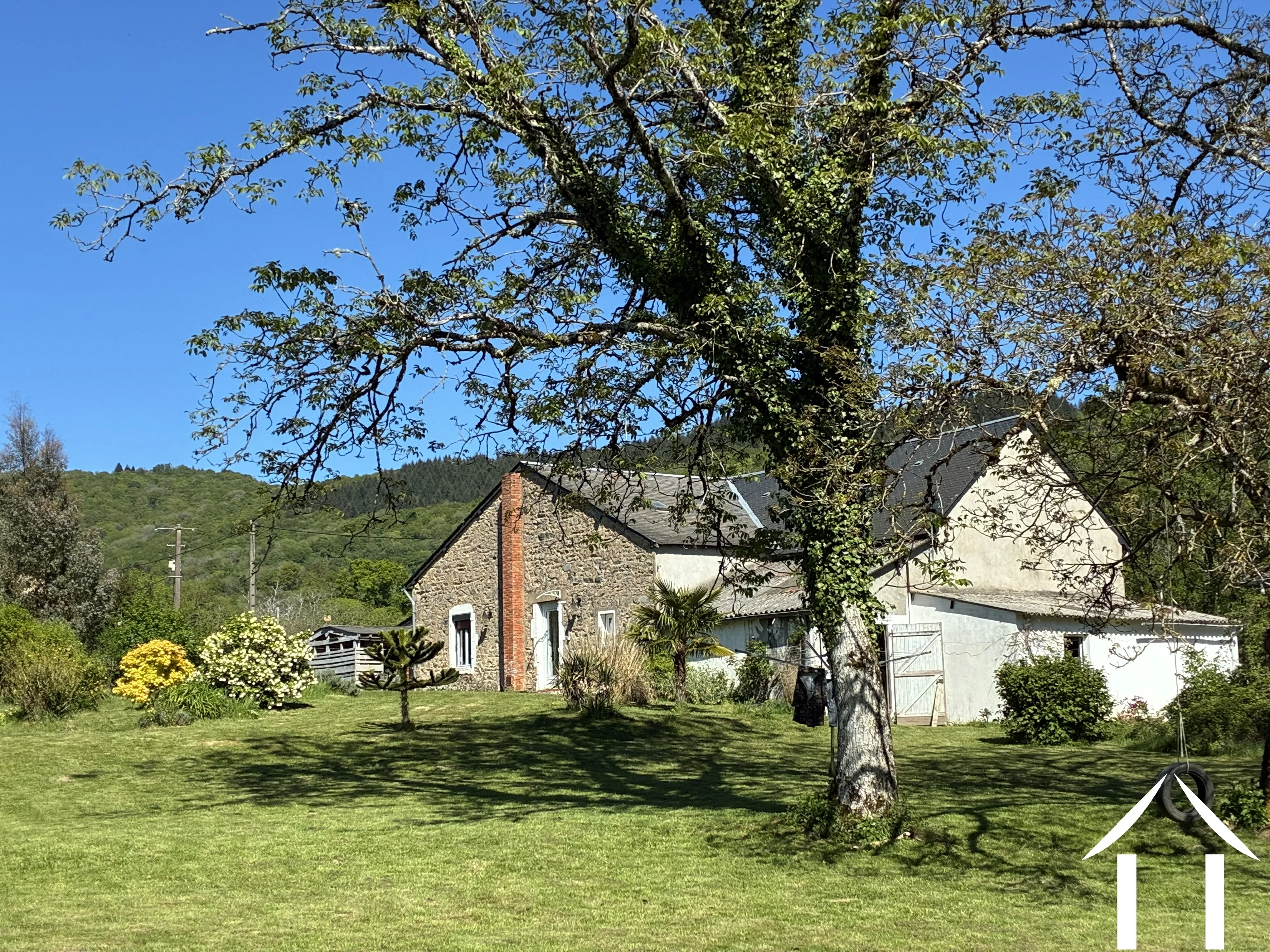 Ideaal gelegen gerenoveerde boerderij in natuurpark de Morvan