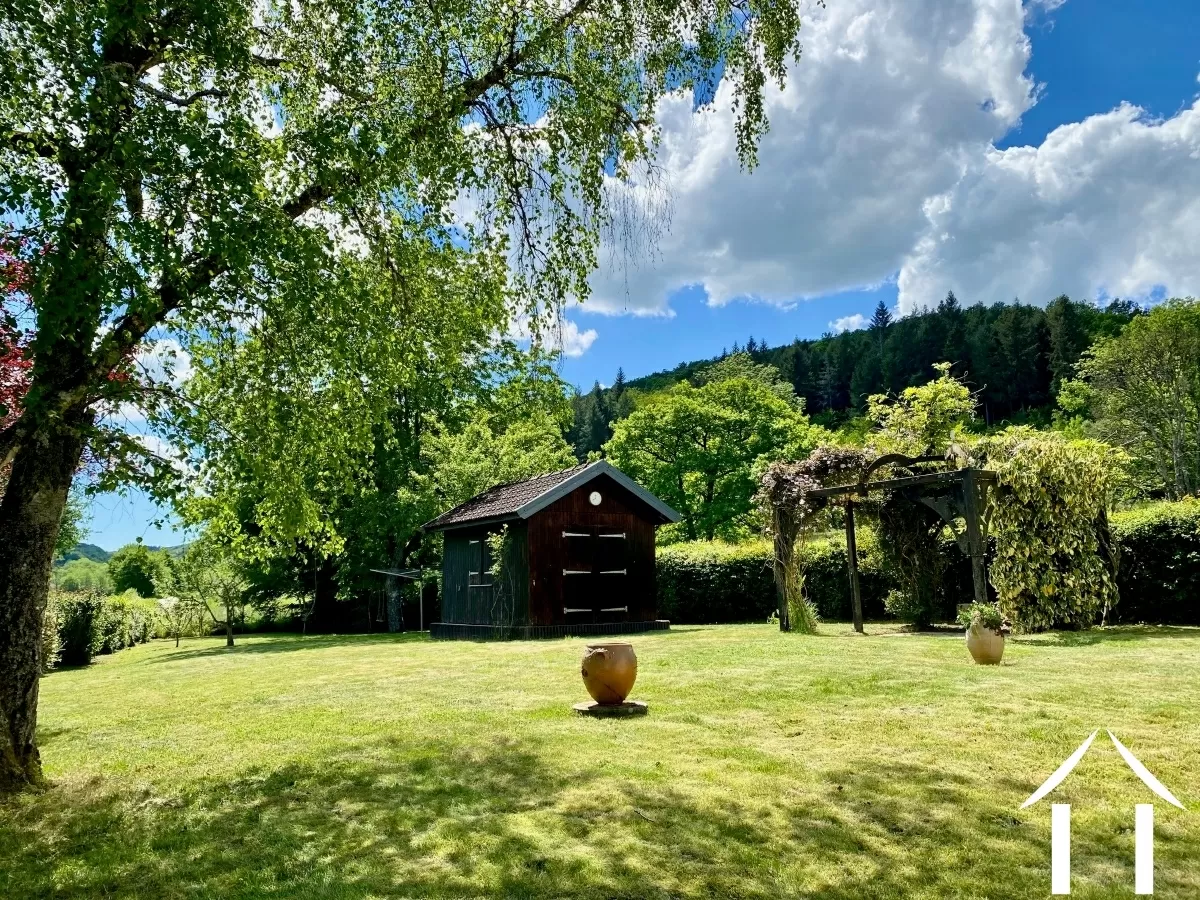 Pelouse et jardin arboré