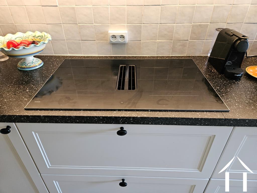Electric hob with built-in extractor 