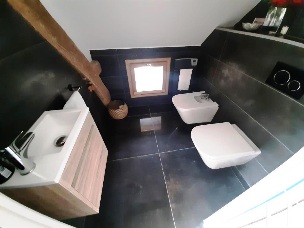 Master suite toilet, bidet en wasbak