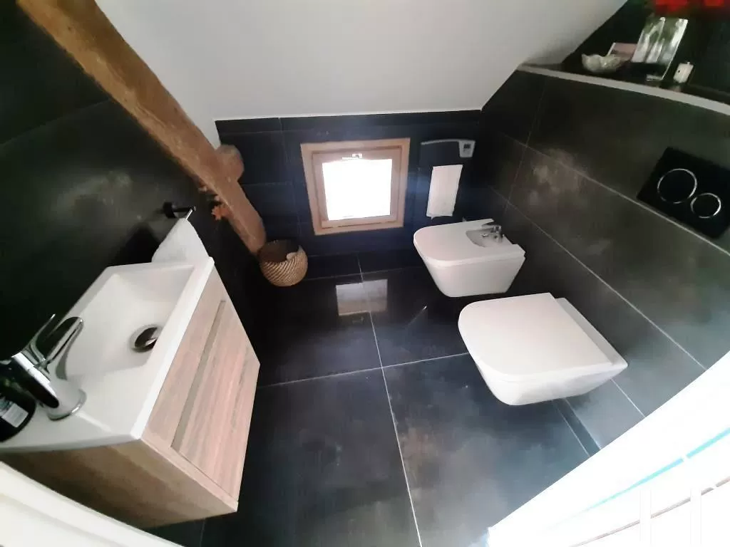 Master suite toilet, bidet en wasbak