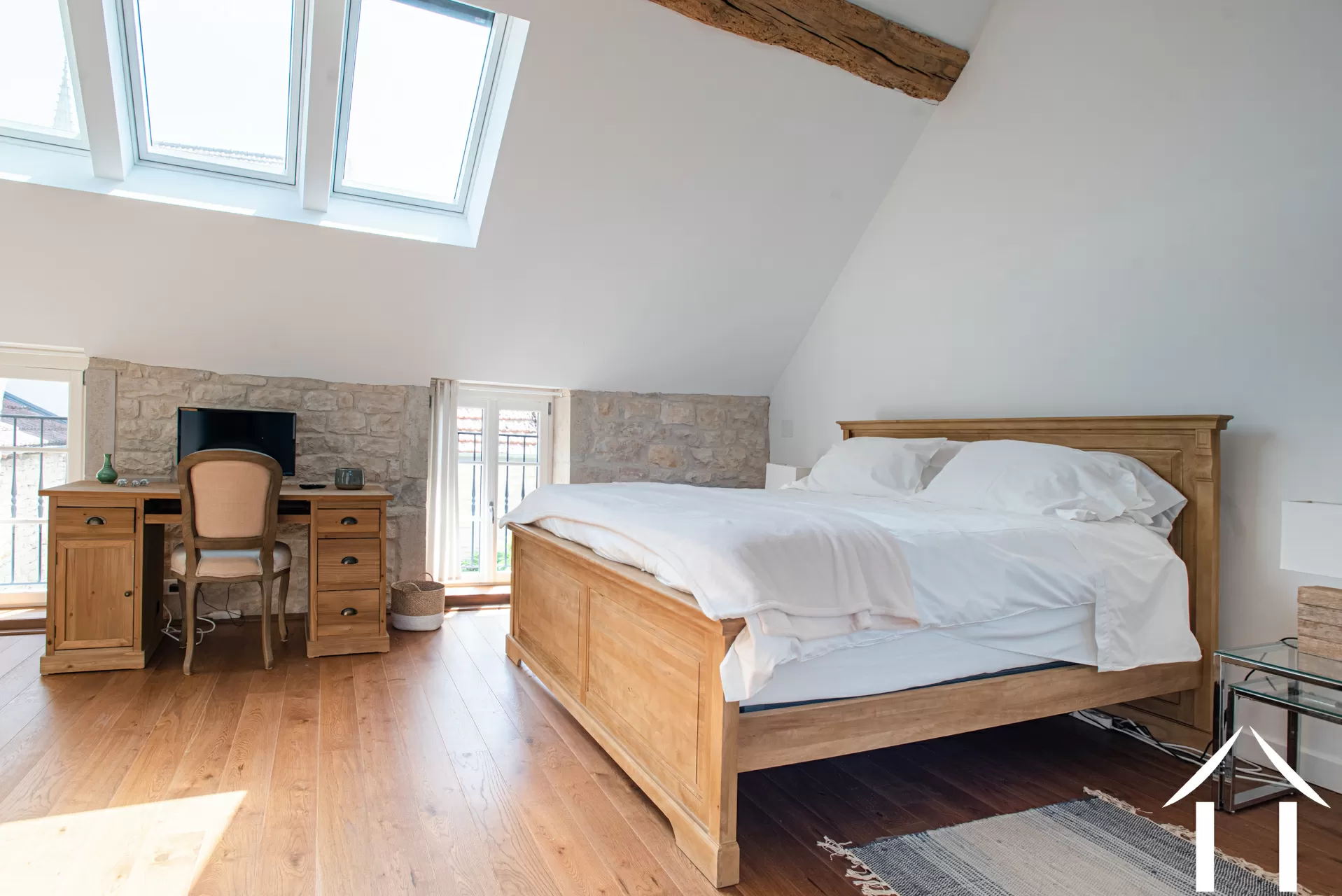 Hoofdslaapkamer met houten vloeren