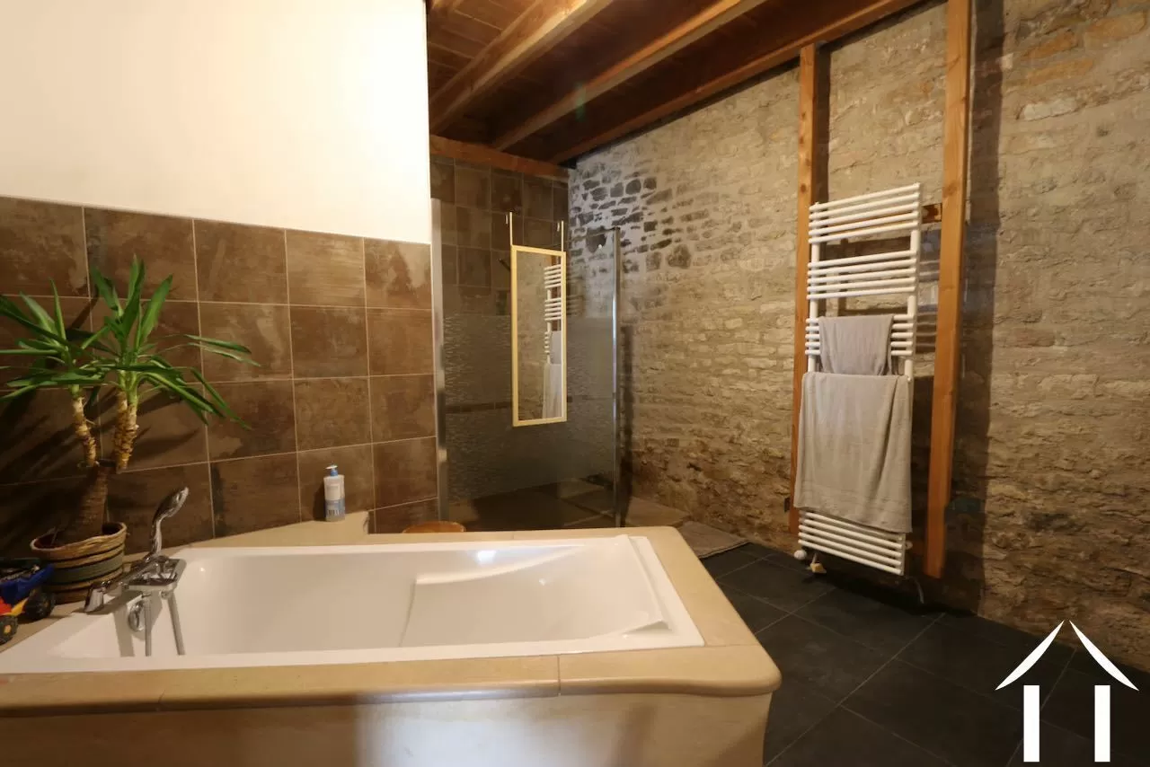 Badkamer met bad en douche