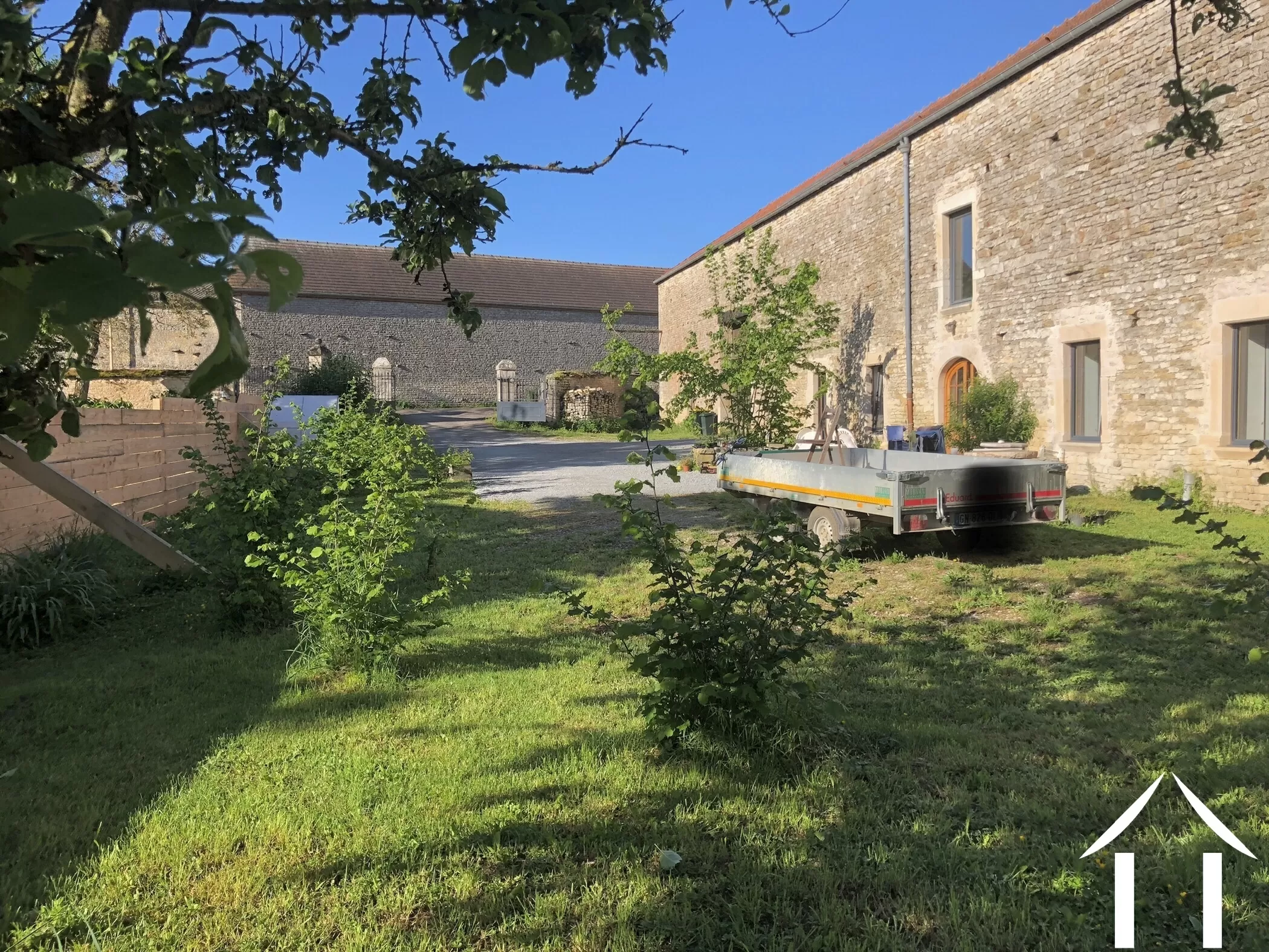 Dorp huis met stallen, schuren en 4 hectare weidegrond