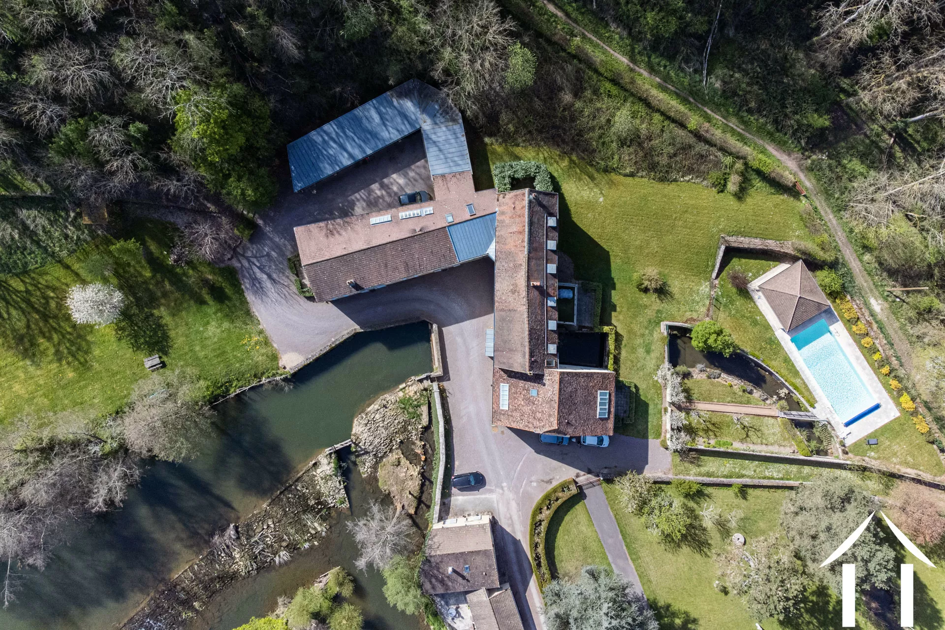 Bovenaanzicht van de molen en het zwembad