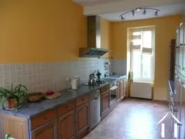 Modern ingerichte keuken; de huidige apparatuur is nieuw en blijft