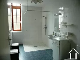 Badkamer in de gîte; rolstoel toegankelijk