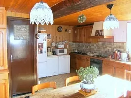 Ingerichte keuken met eetruimte