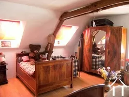 De grotere van de twee slaapkamers op de eerste verdieping