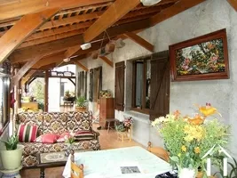 De veranda die over de gehele lengte van het huis loopt