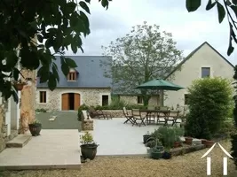 Er zijn een groot aantal bijgebouwen met onder andere een garage, werkplaats, een gîte en een af te maken appartement. De gîte heeft twee slaapkamers en biedt 80 m² luxe woonruimte. Het andere bijgebouw kan ook worden verbouwd tot een vergelijkbare gîte. Alle bijgebouwen in uitstekende staat met nieuwe daken – de verbouwingskosten zijn dus minimaal.