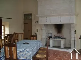 De eetkamer heeft vele originele details en smaakvol gerestaureerd muren, vloeren en ramen.