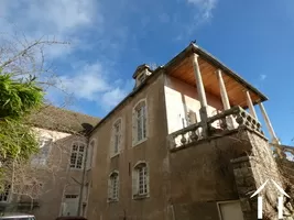 maison et balcon vue de la cour
