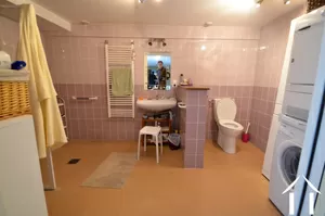 bathroom for one bedroom apartment