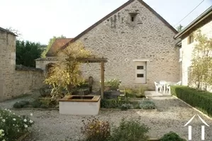 Front courtyard garden to Barn