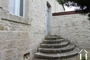 stenen trap naar voordeur