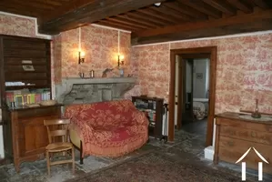 sittiong room with fireplace